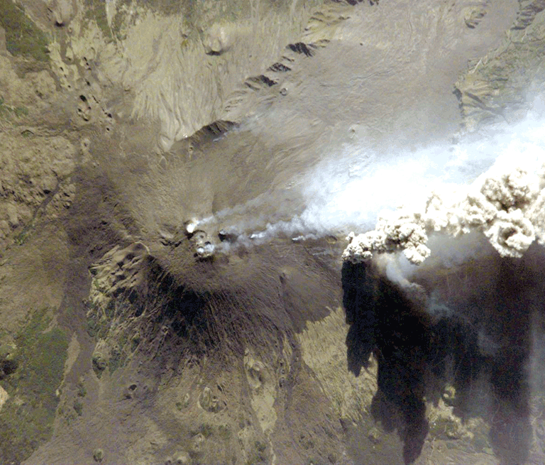 Извержение вулкана Этна, 2001 г. на Сицилии (Италия). Космический снимок позволяет точно определить, по какому склону пойдет лава и какие населенные пункты необходимо эвакуировать