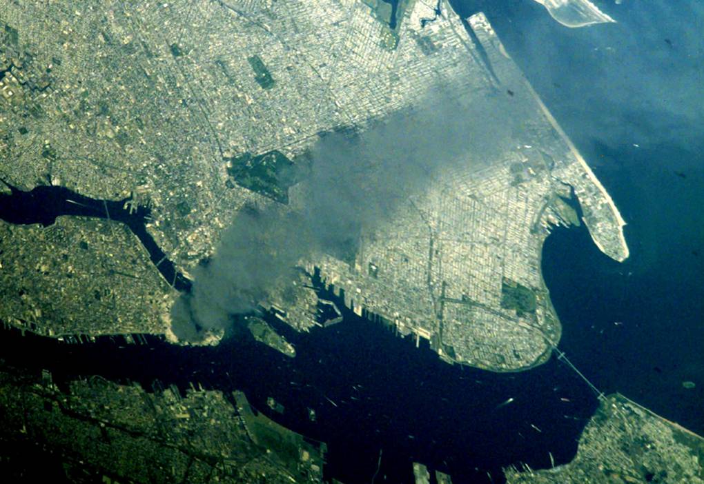 Трагические события в Нью-Йорке в сентябре 2002 г. были тут же зафиксированы службой космического мониторинга