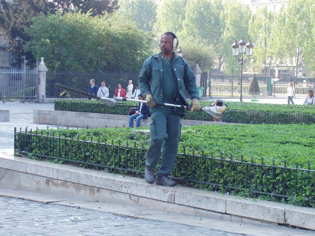 Иммигранты в Париже, как правило, заняты на тяжелой физической и мало оплачиваемой работе
